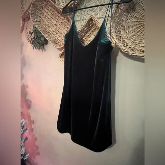 Green velvet dress - Picture 5 of 6